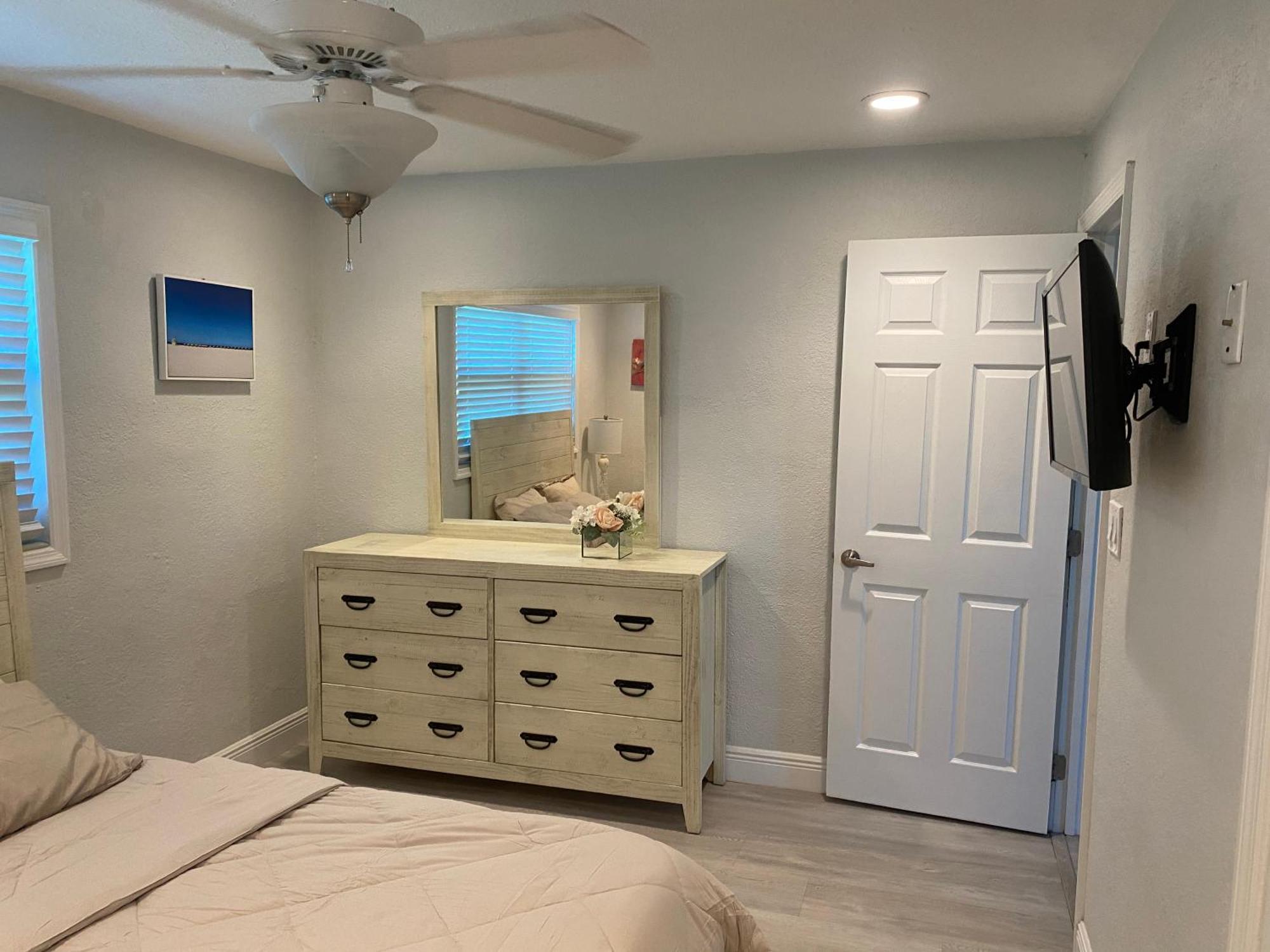 A Private, Fully Furnished Br In A Beautiful 3Br Casa Dania *