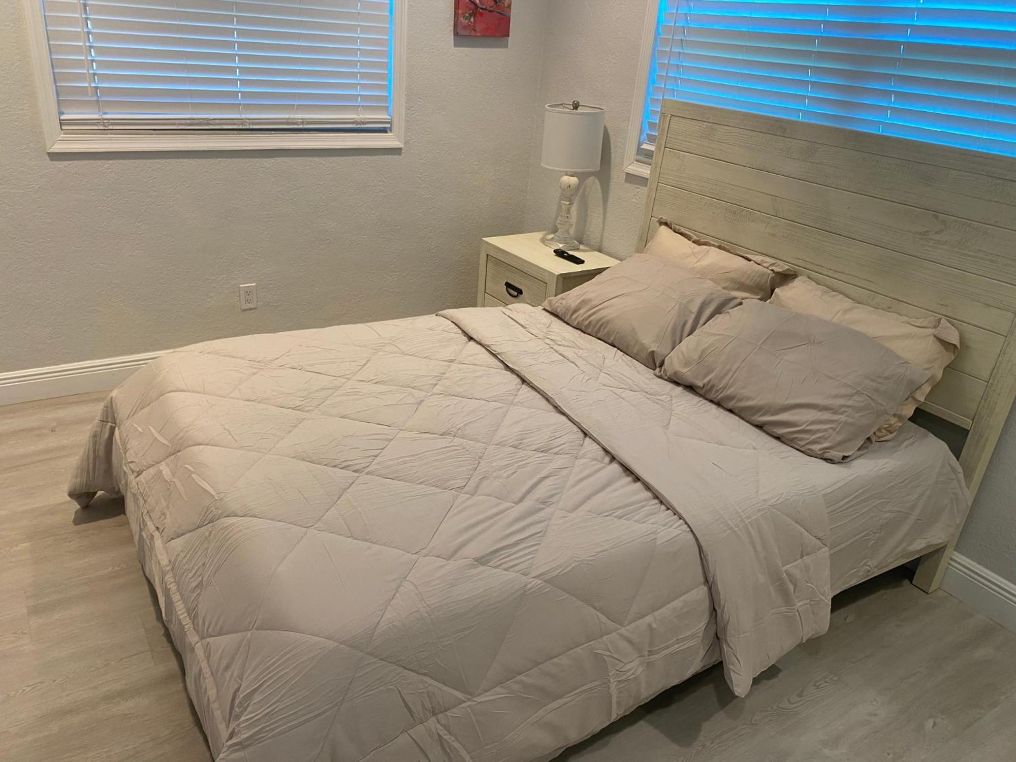 Homestay A Private, Fully Furnished Br In A Beautiful 3Br Casa Dania *